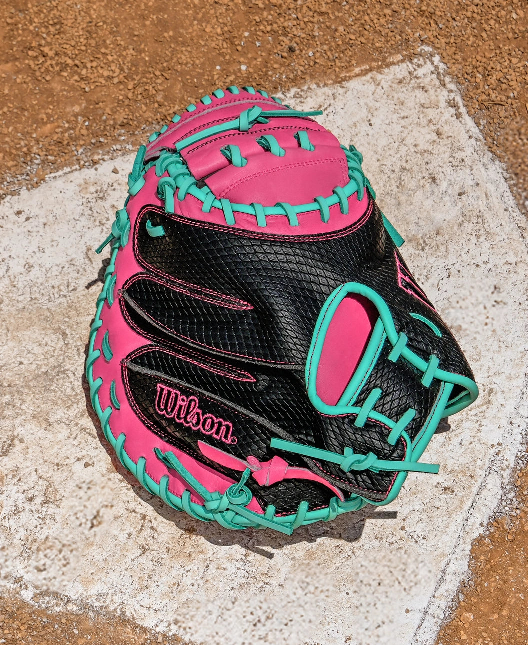 WILSON 2026 A1000® CM33 33” BASEBALL CATCHER'S MITT